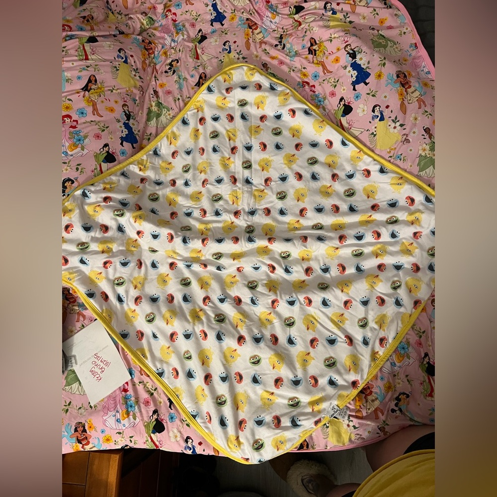 Copper Pearl Hooded Towel 33in x 33in Sesame Street GUC